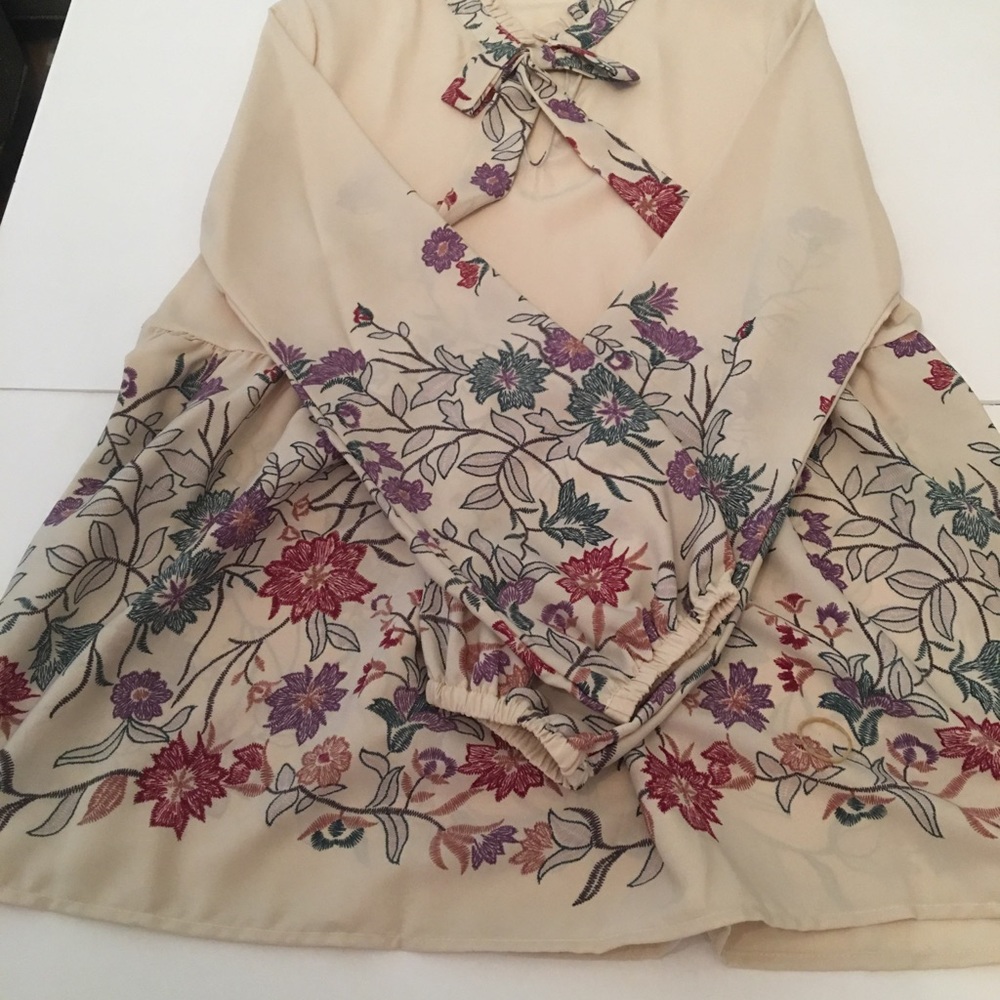 SALE📣Les amis Cream Purple beautiful Floral Blous - Picture 7 of 8